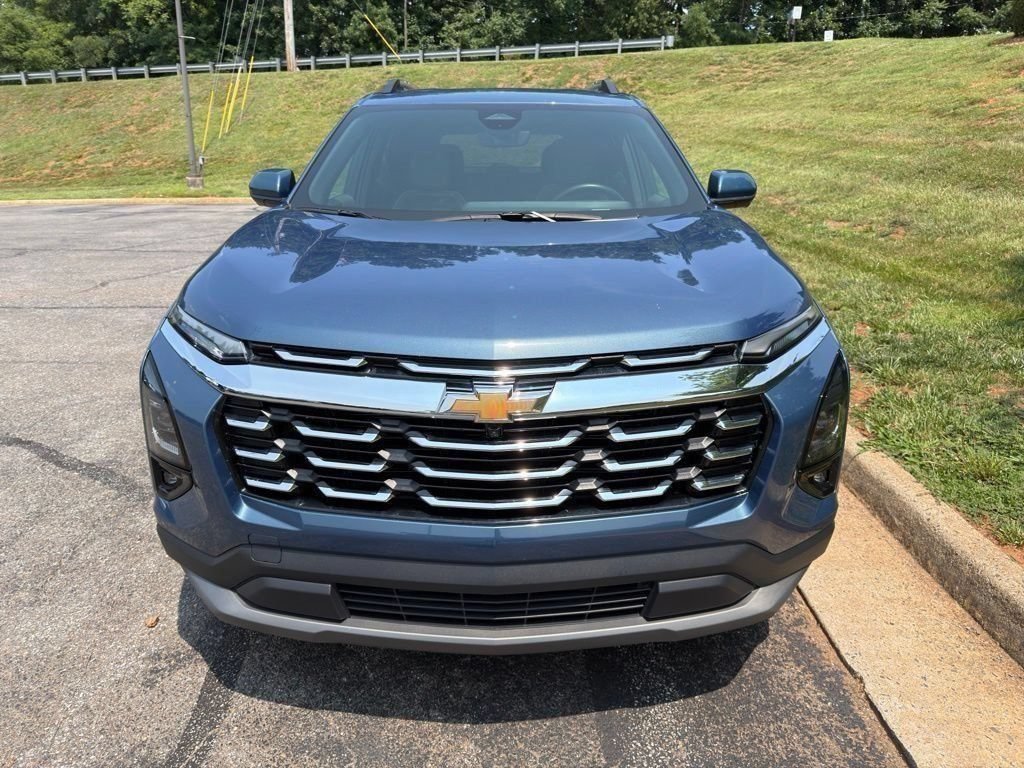 Used 2025 Chevrolet Equinox LT w/ Convenience Package II AWD/4WD image 2
