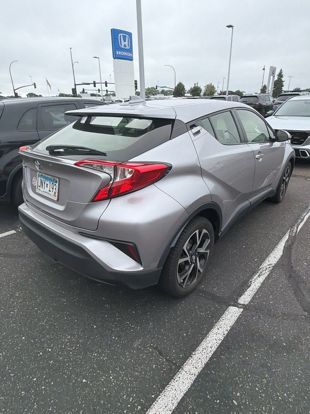 Used 2019 Toyota C-HR XLE FWD image 5