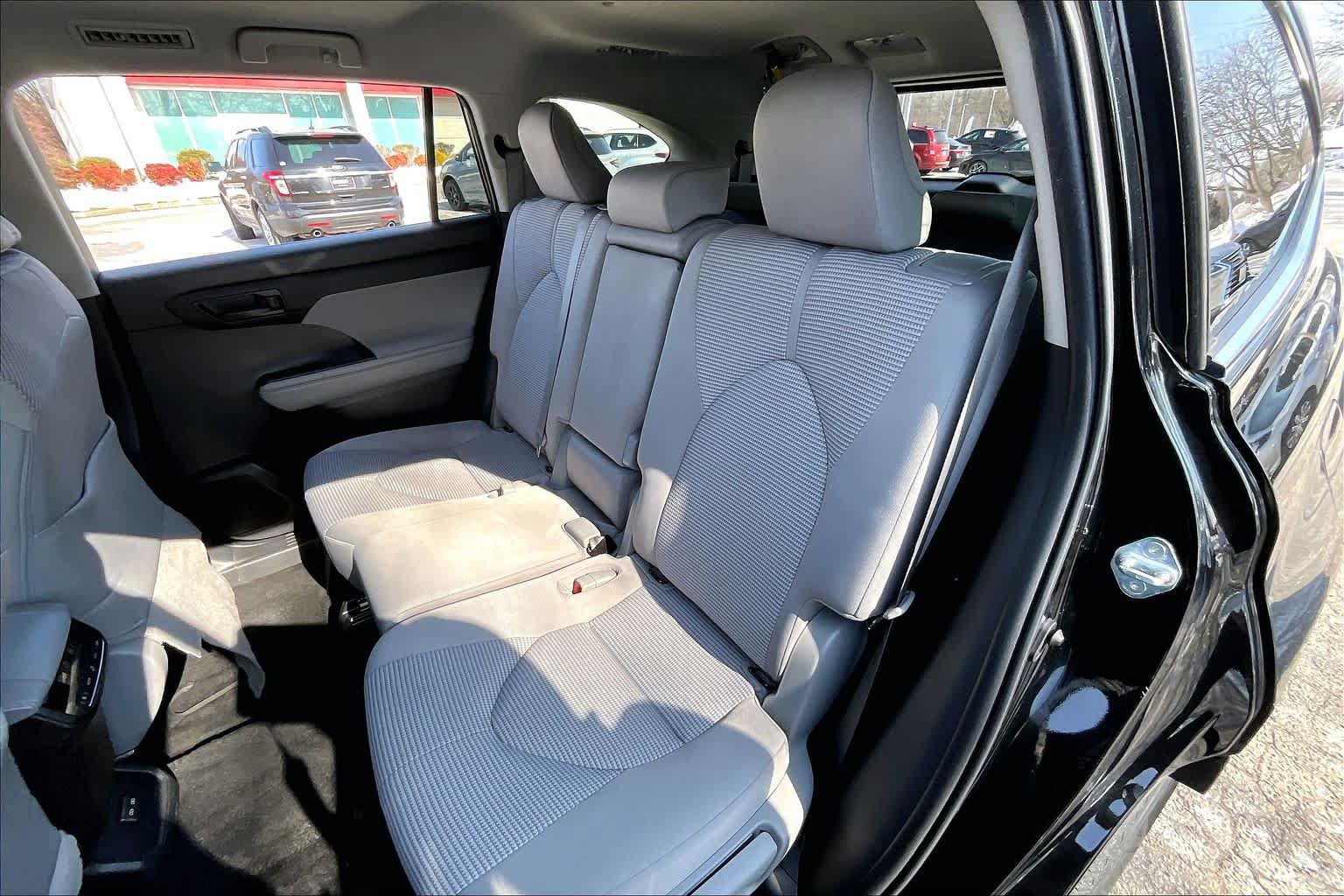 Used 2022 Toyota Highlander LE FWD image 18