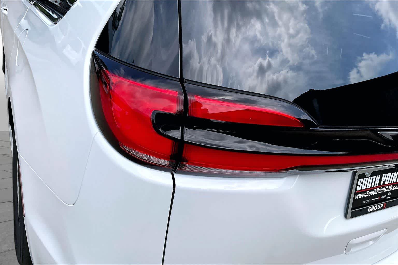 New 2027 Chrysler Pacifica Select FWD image 14
