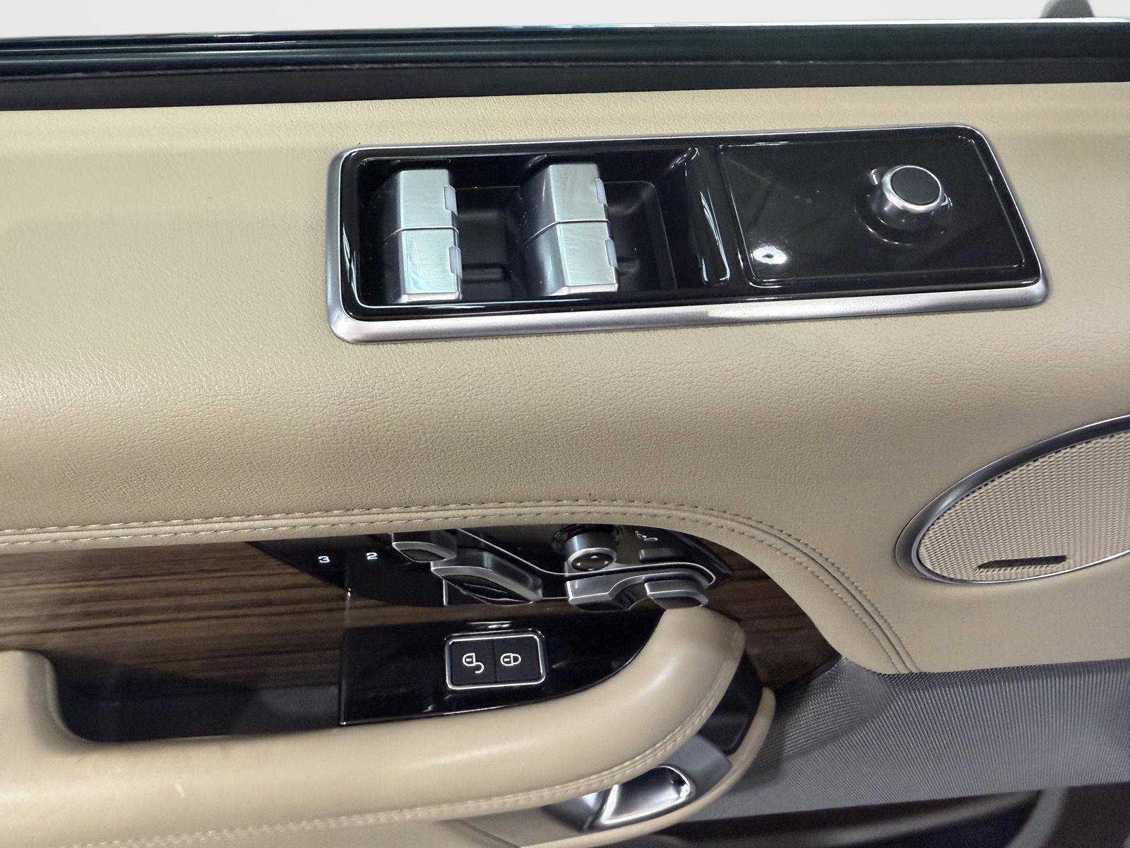 Used 2019 Land Rover Range Rover HSE image 13