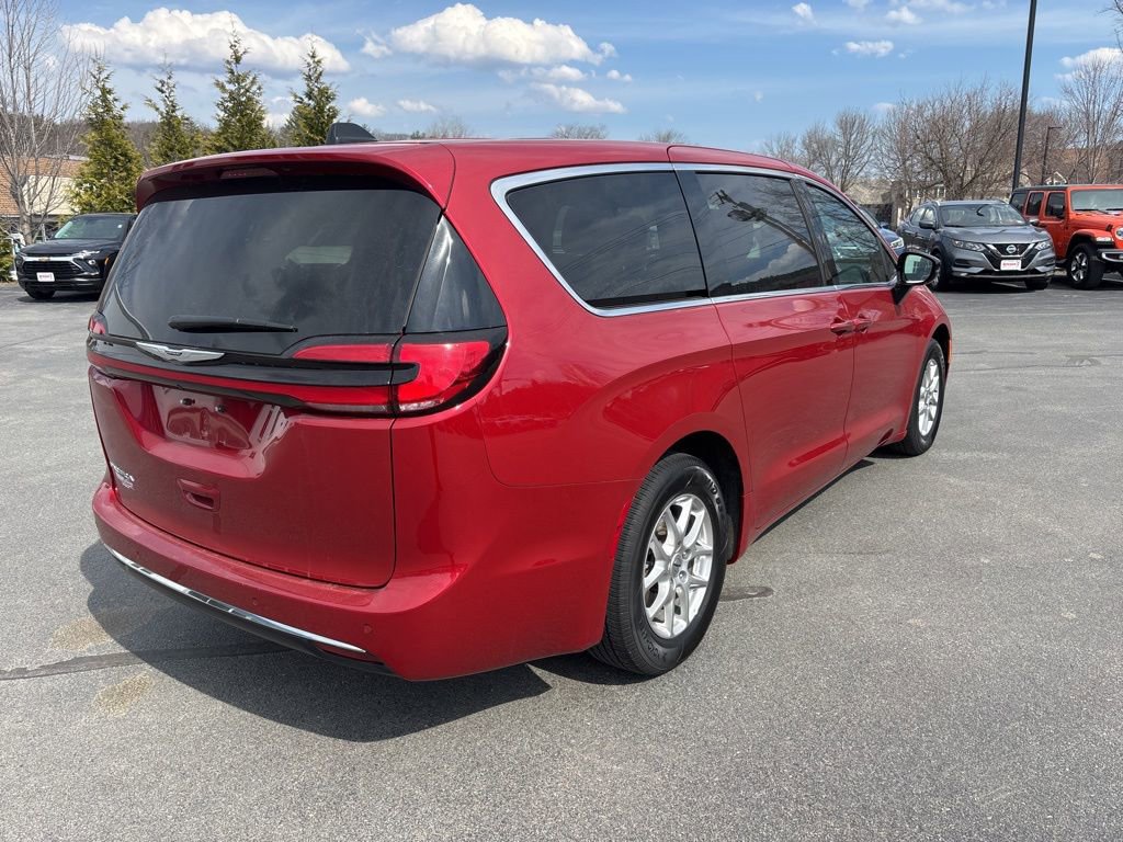 Used 2025 Chrysler Pacifica Select image 5