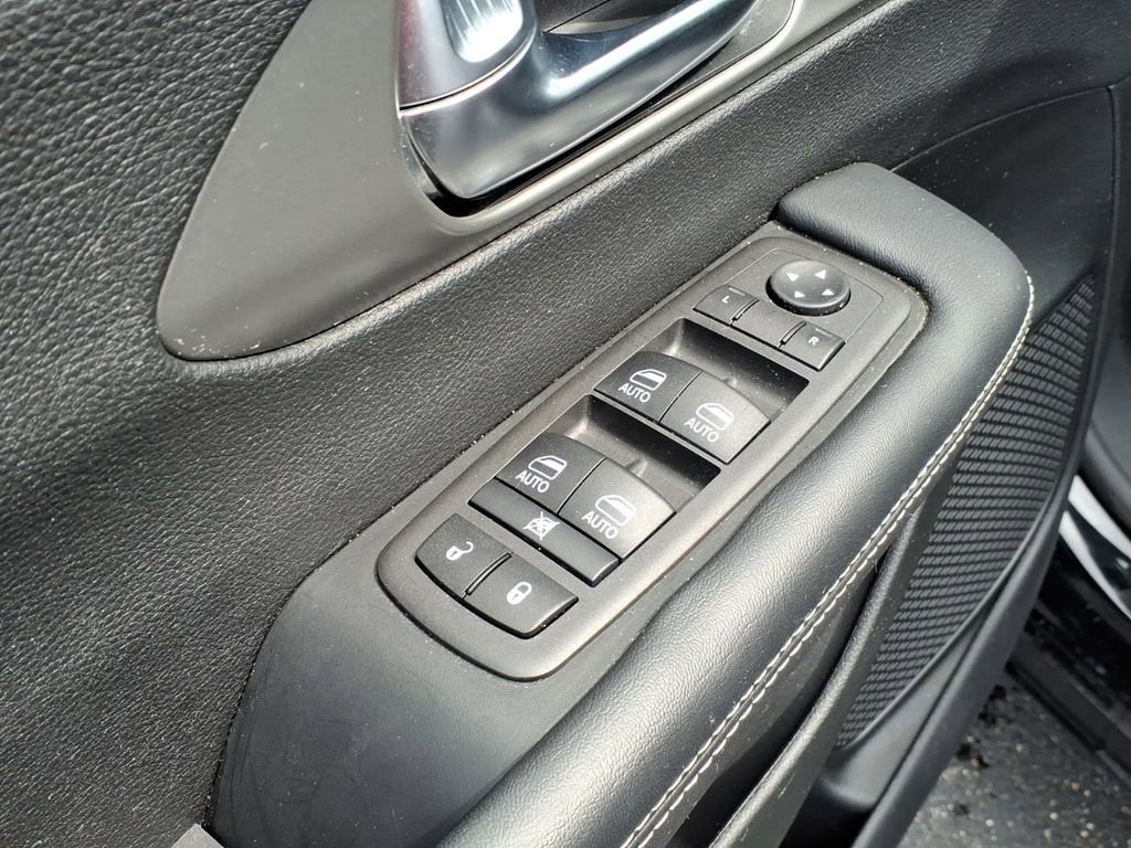 Used 2025 Chrysler Pacifica Select FWD image 12