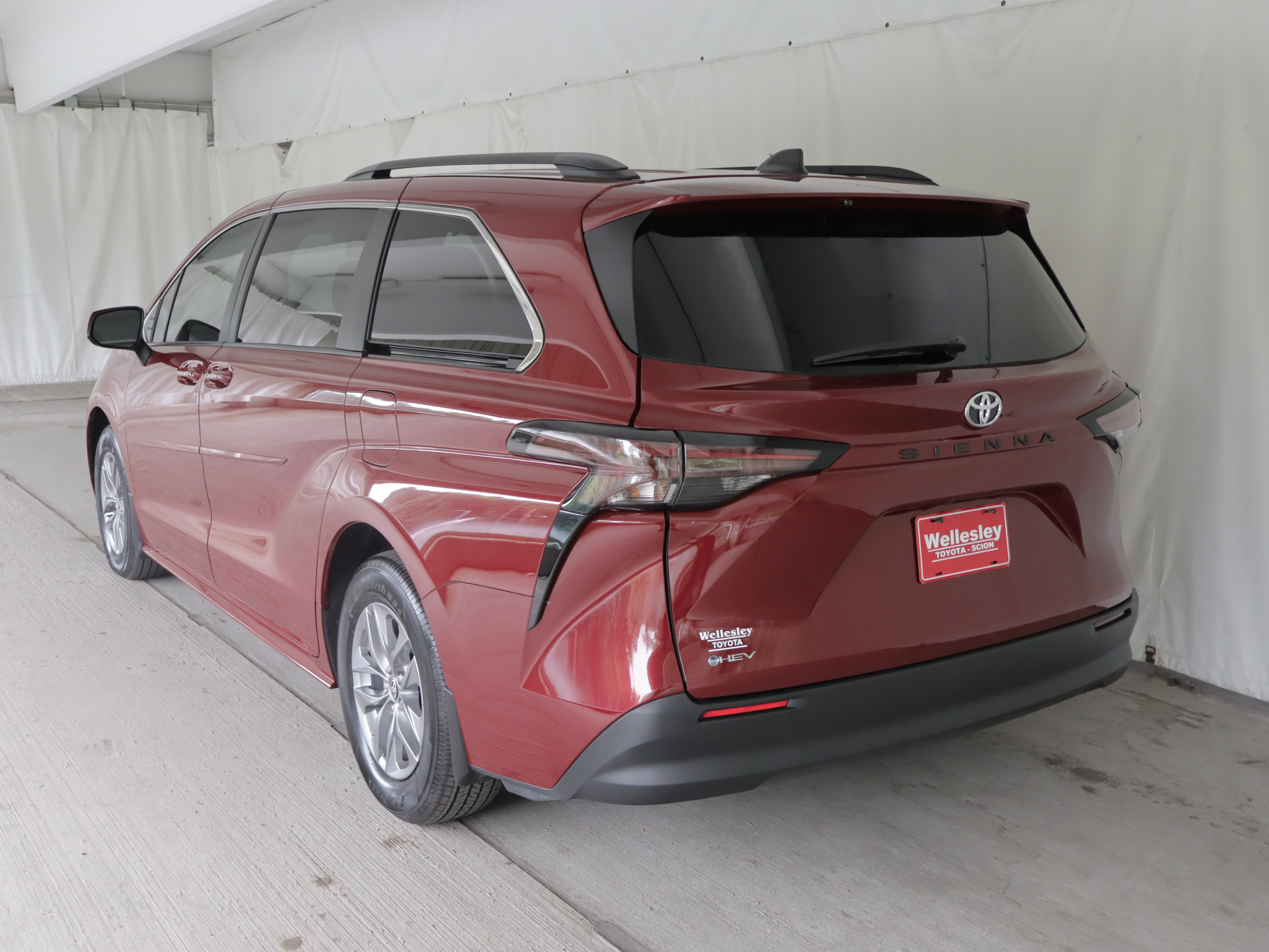 Used 2026 Toyota Sienna LE FWD image 24