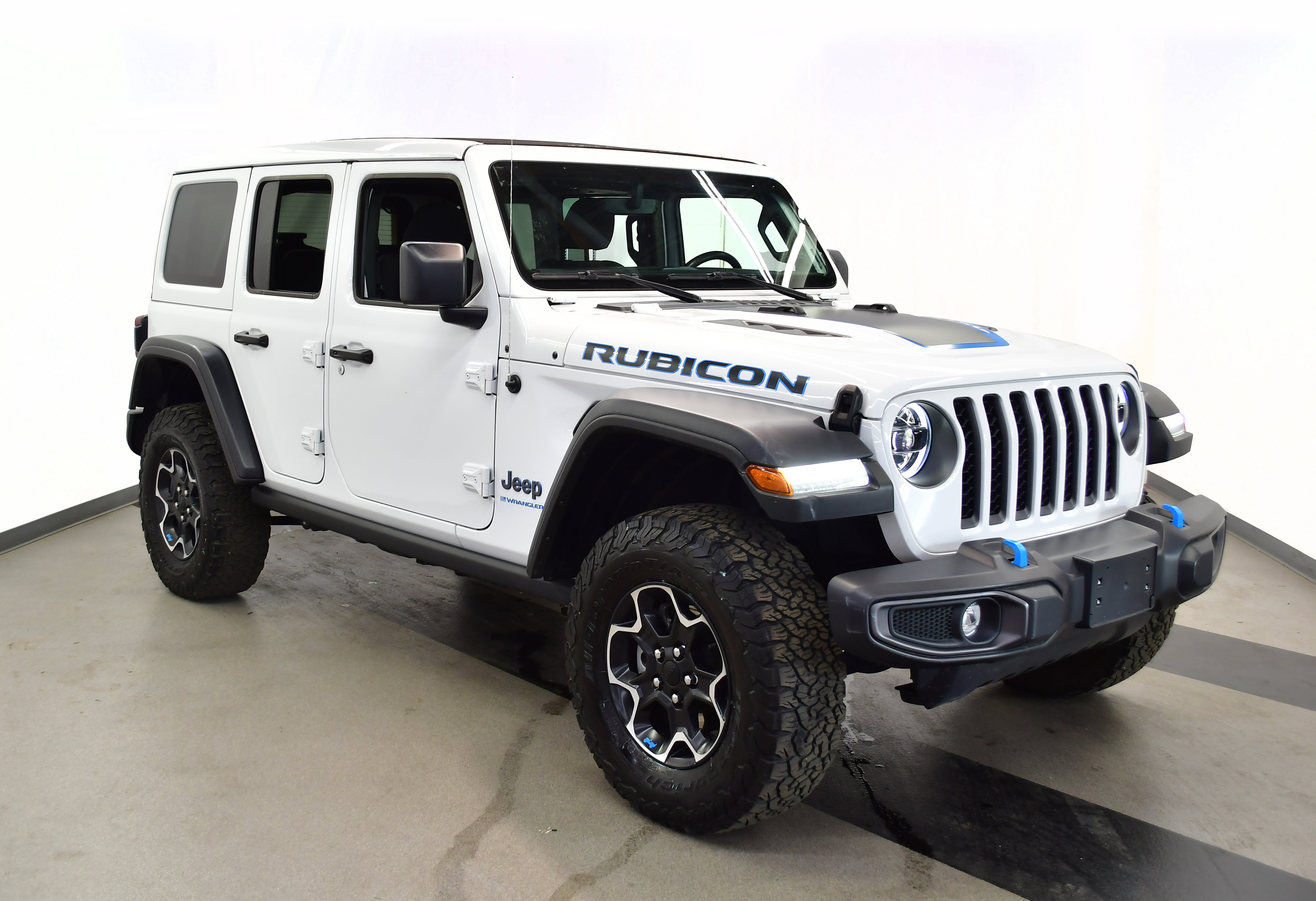 Used 2023 Jeep Wrangler Unlimited Rubicon 4xe w/ Cold Weather Group AWD/4WD image 3