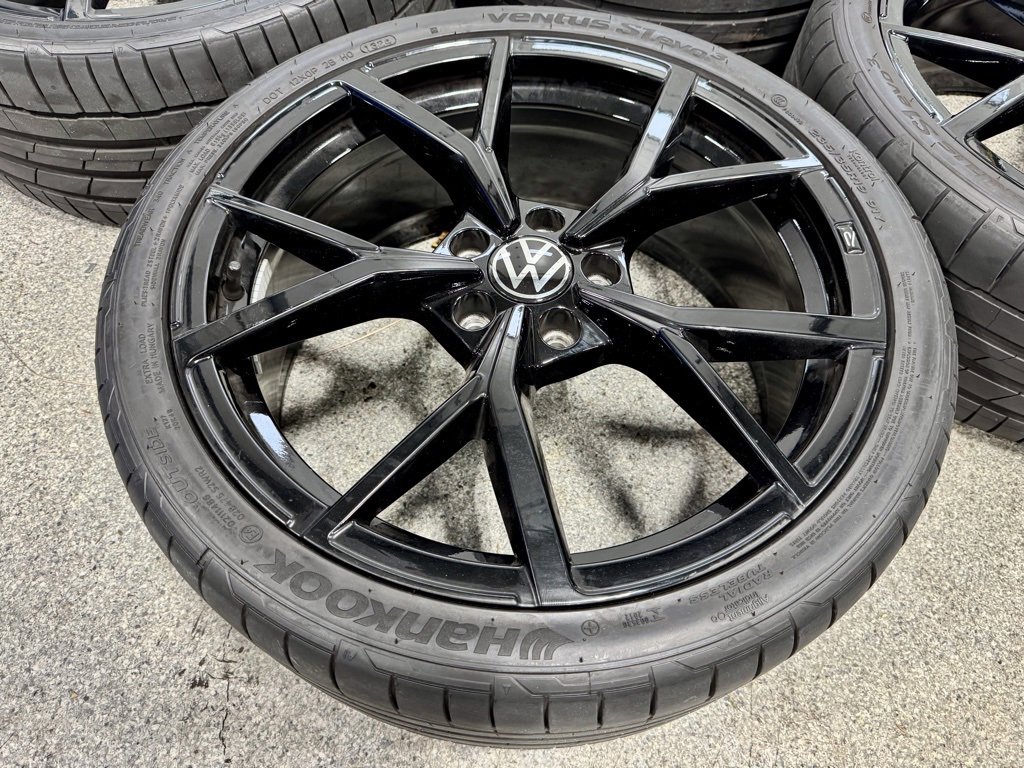 Used 2019 Volkswagen Golf R 4-Door image 15