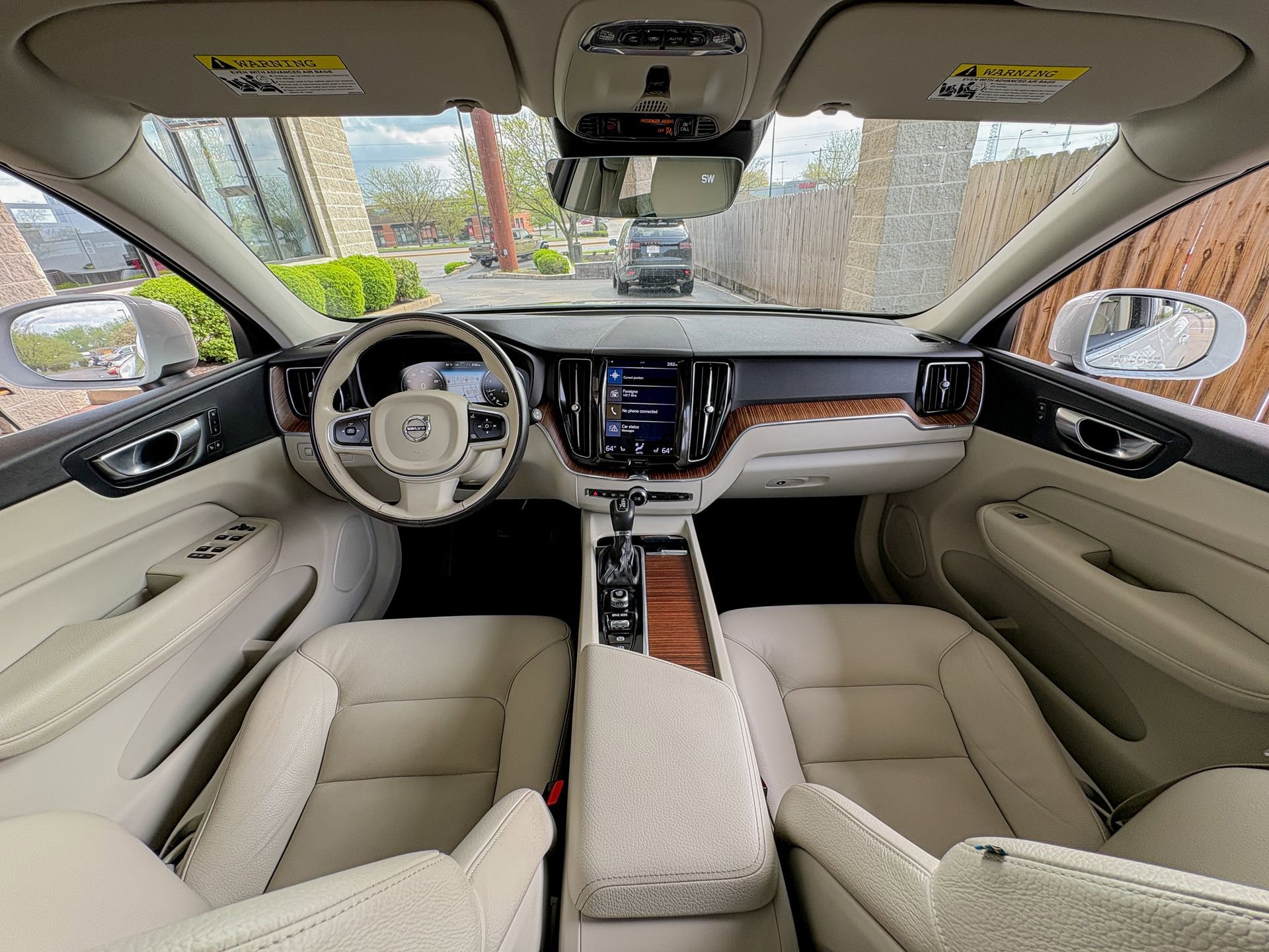 Used 2021 Volvo XC60 T5 Momentum w/ Advanced Package image 2