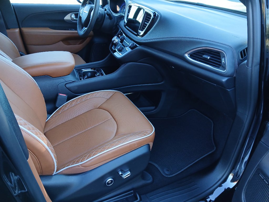 Certified 2024 Chrysler Pacifica Pinnacle image 33