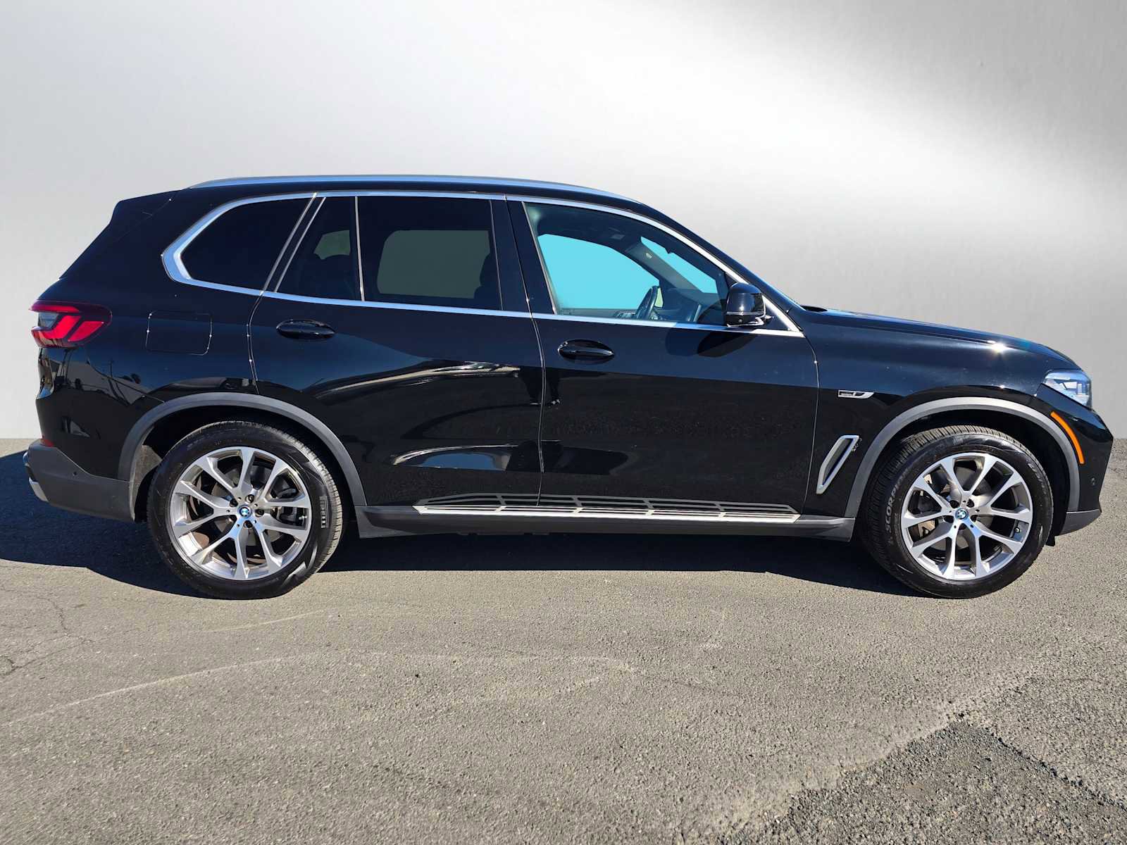 Used 2023 BMW X5 xDrive45e image 3
