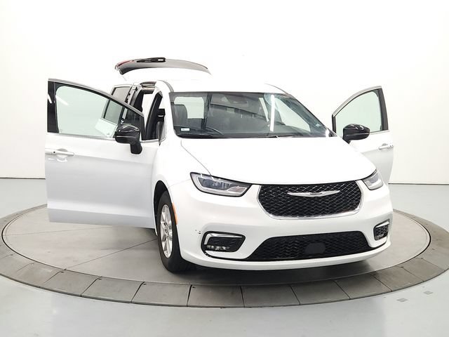 Used 2025 Chrysler Pacifica Select FWD image 11