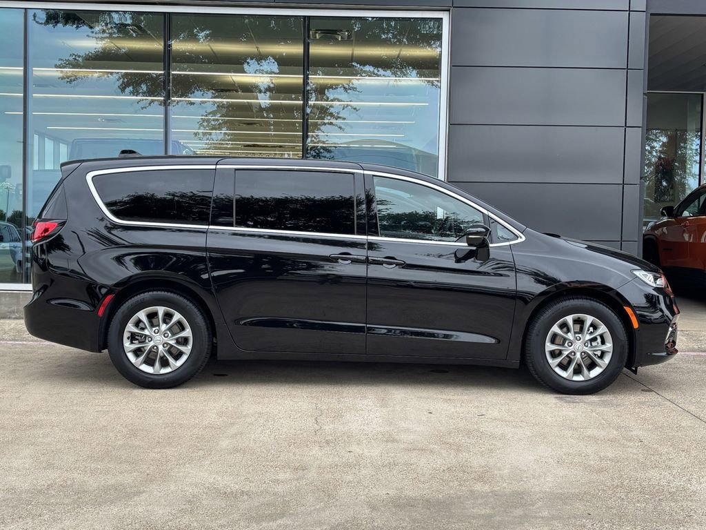 New 2026 Chrysler Pacifica Limited FWD image 2