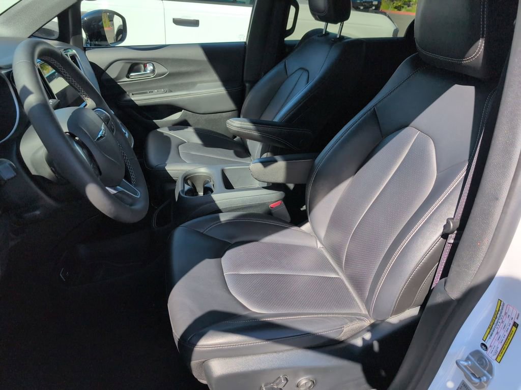 Used 2025 Chrysler Pacifica Select image 25