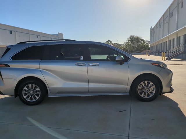 Used 2025 Toyota Sienna XLE image 4