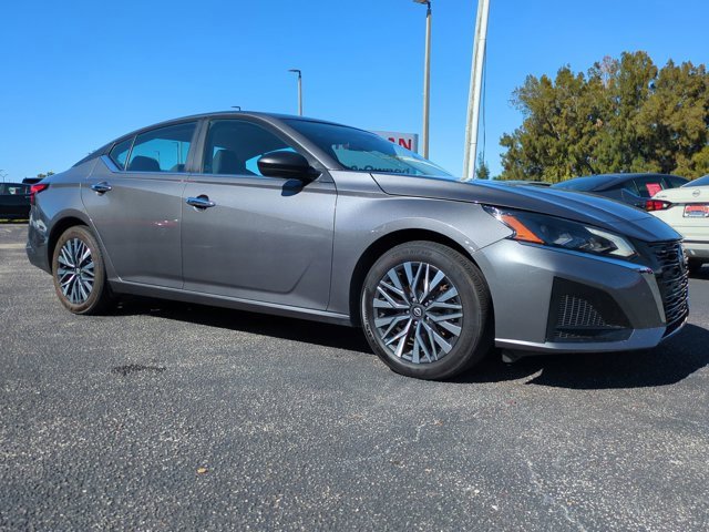 Used 2025 Nissan Altima 2.5 SV image 2
