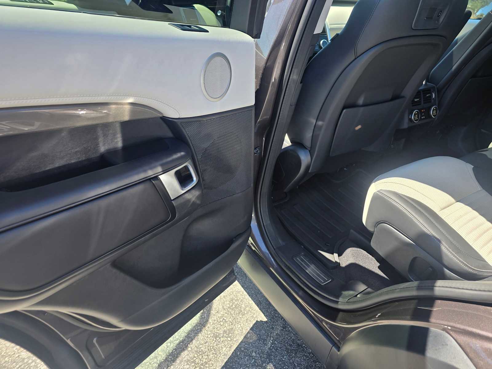 Used 2025 Land Rover Discovery Metropolitan Edition AWD/4WD image 17