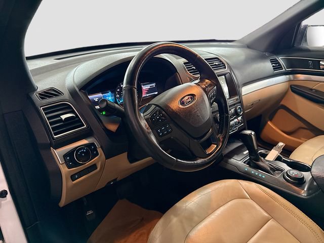 Used 2017 Ford Explorer XLT w/ Equipment Group 202A AWD/4WD image 10