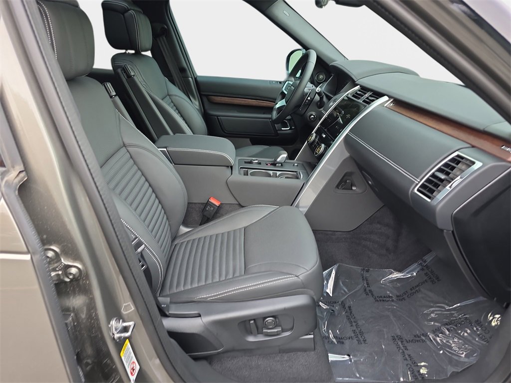 New 2025 Land Rover Discovery Dynamic SE image 10