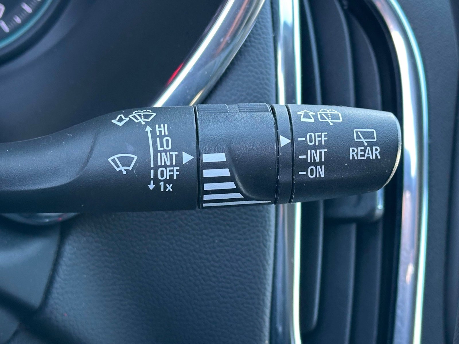 Used 2023 Chevrolet Equinox LT image 23