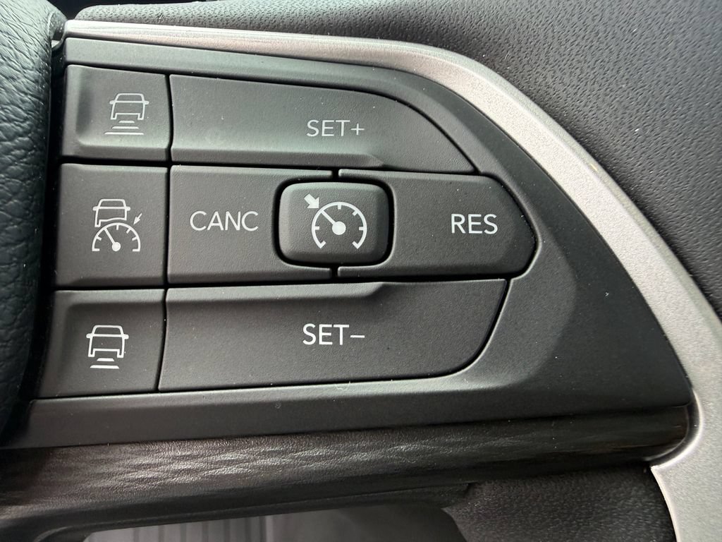 Used 2023 Jeep Grand Cherokee L Laredo AWD/4WD image 17