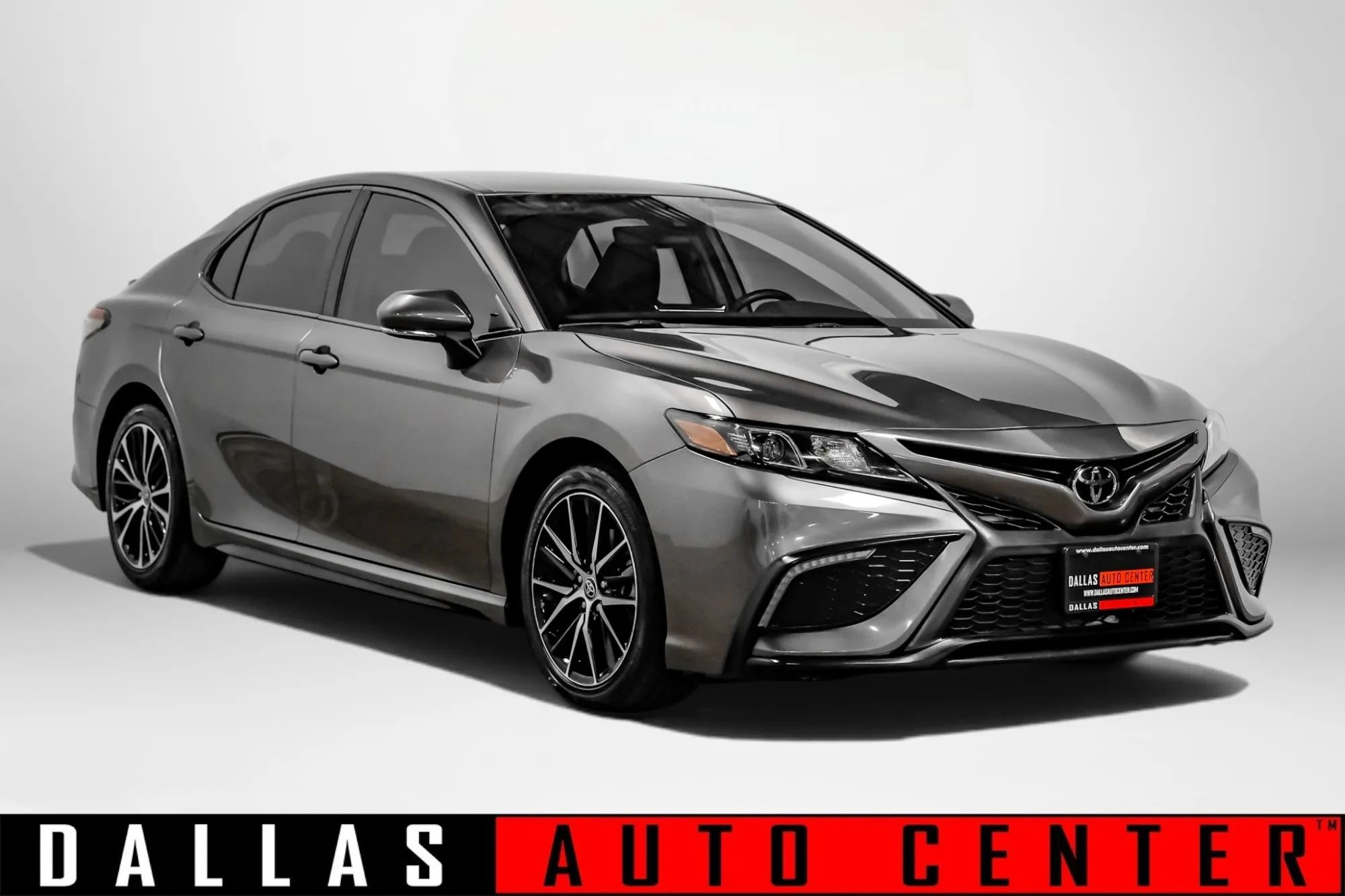 Used 2022 Toyota Camry SE FWD image 1