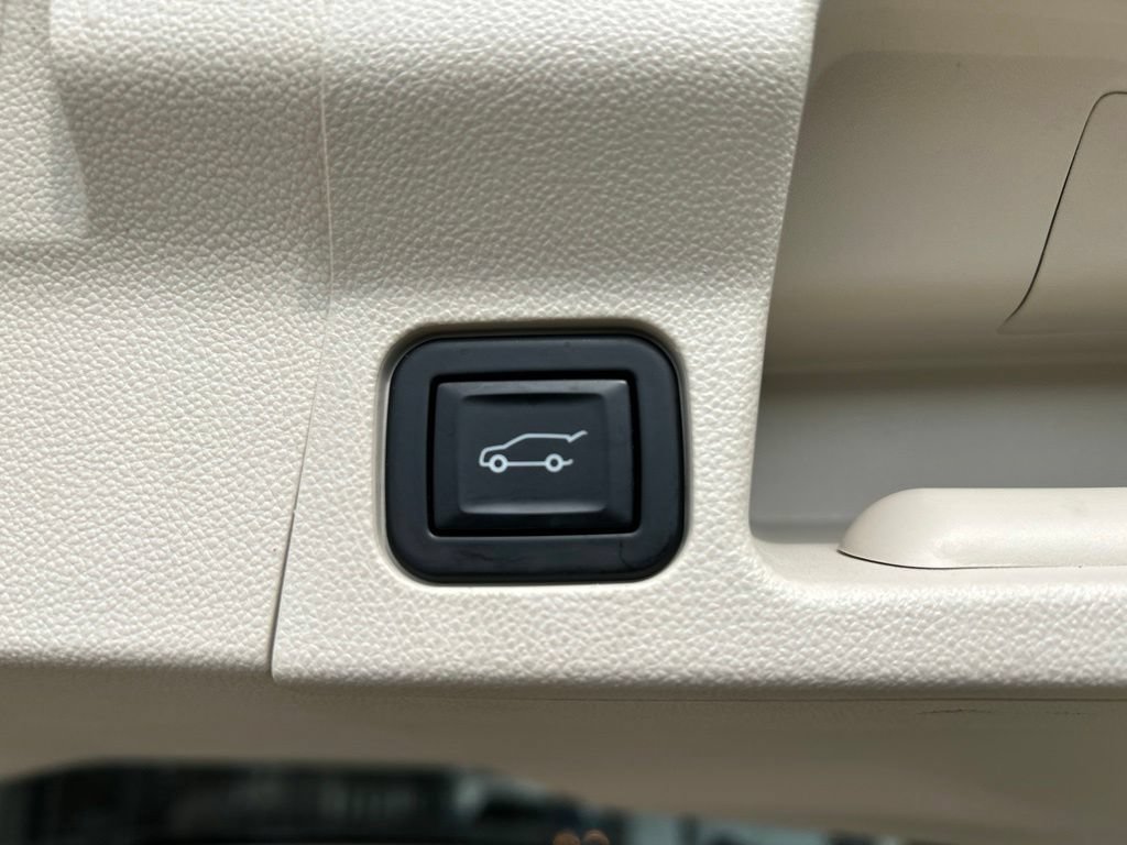 Used 2022 GMC Acadia Denali w/ Denali Ultimate Package FWD image 13