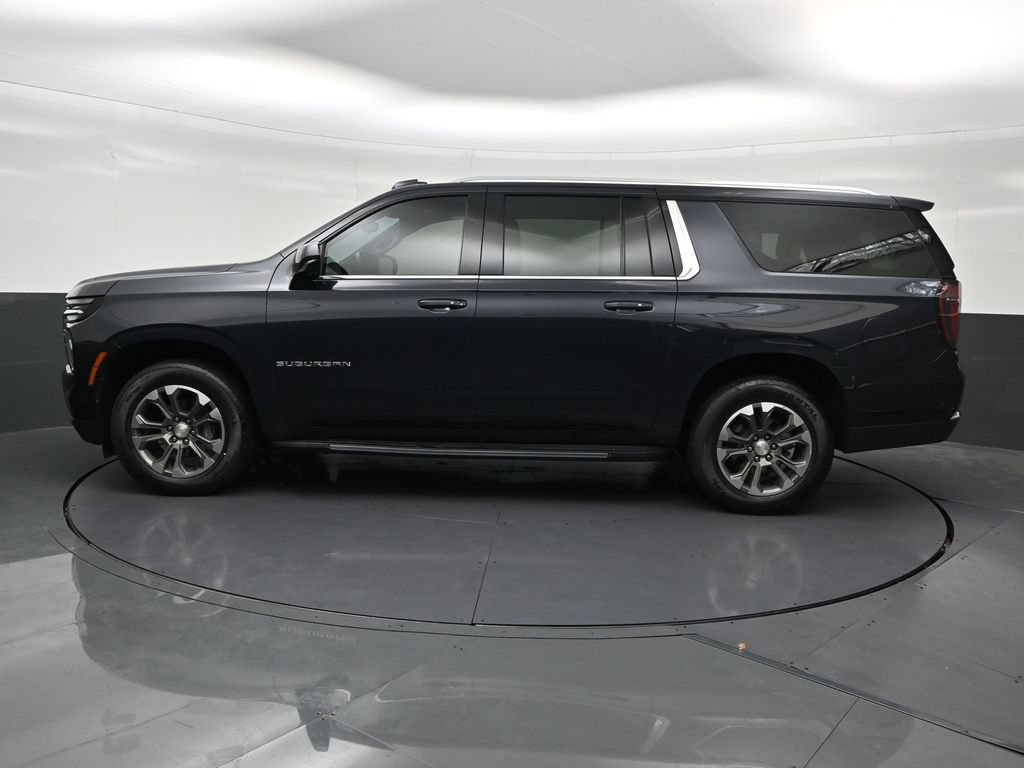 Used 2025 Chevrolet Suburban LT RWD image 2