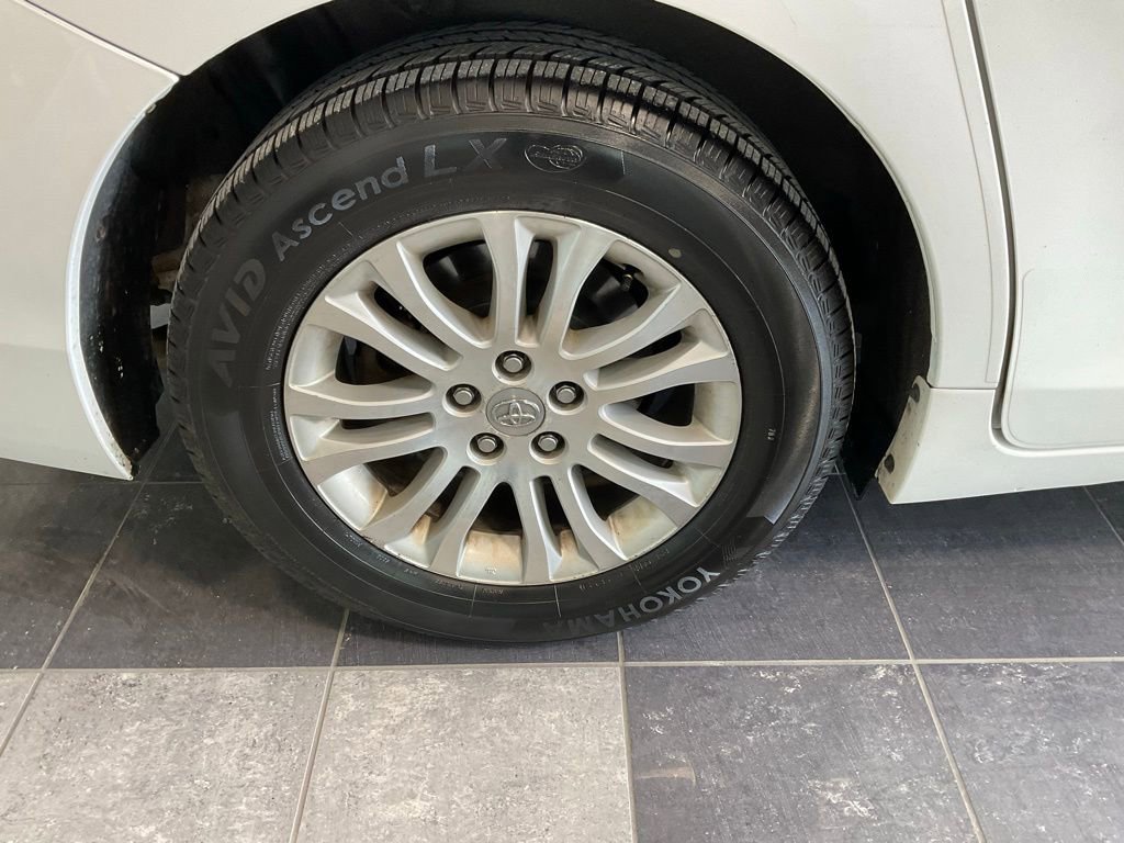 Used 2012 Toyota Sienna XLE image 7