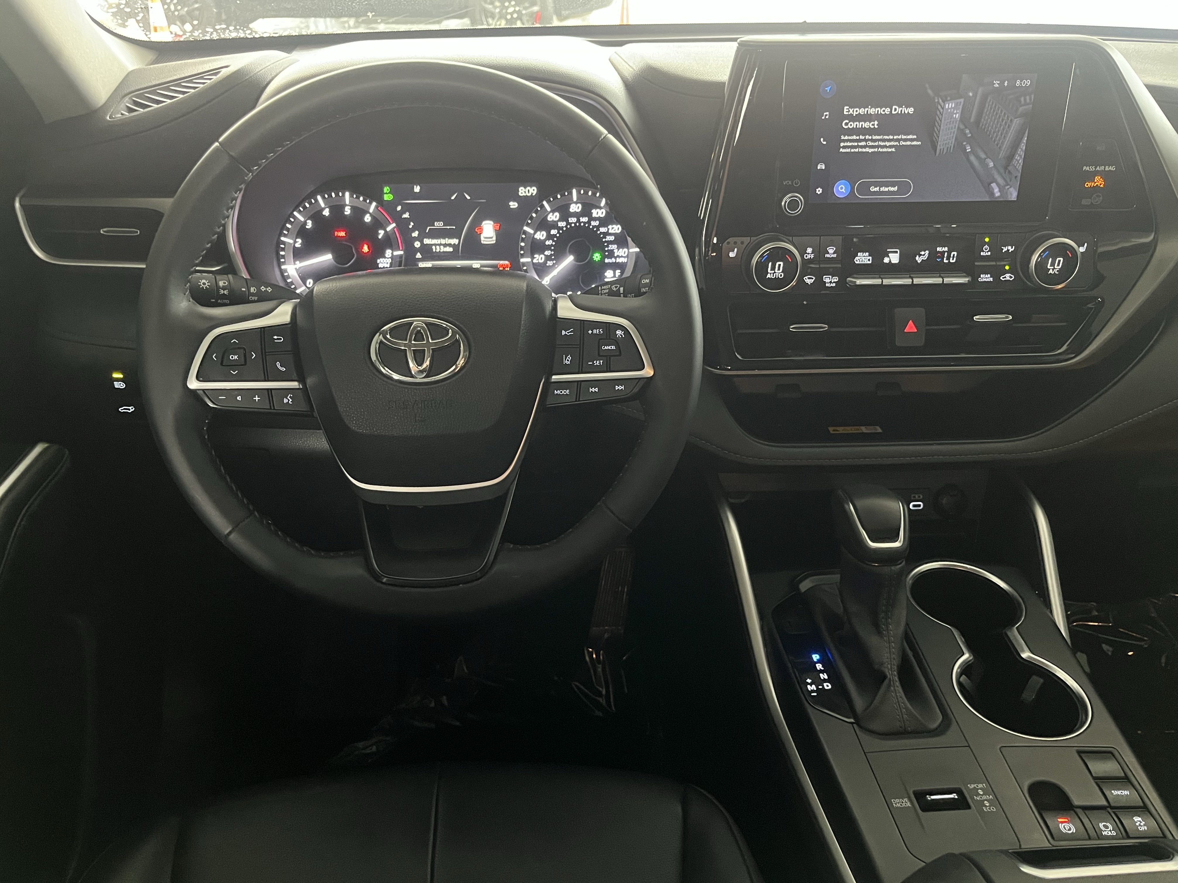 Used 2024 Toyota Highlander XLE FWD image 17