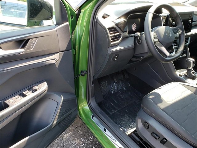 New 2025 Volkswagen Taos SE image 6