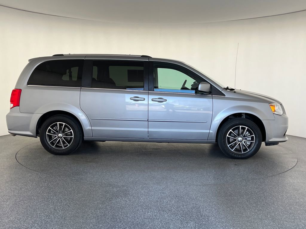 Used 2017 Dodge Grand Caravan SXT w/ Rear Park Assist Package FWD image 2