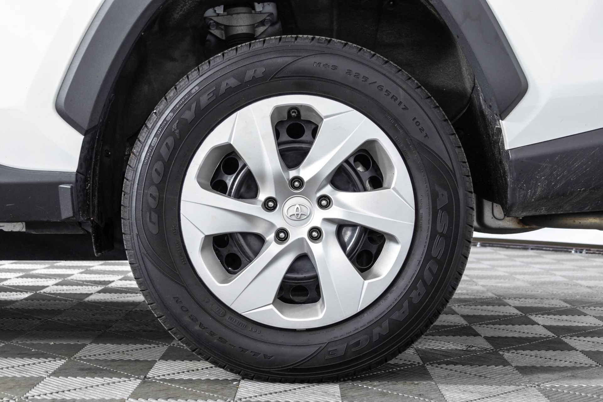 Used 2023 Toyota RAV4 LE AWD/4WD image 39
