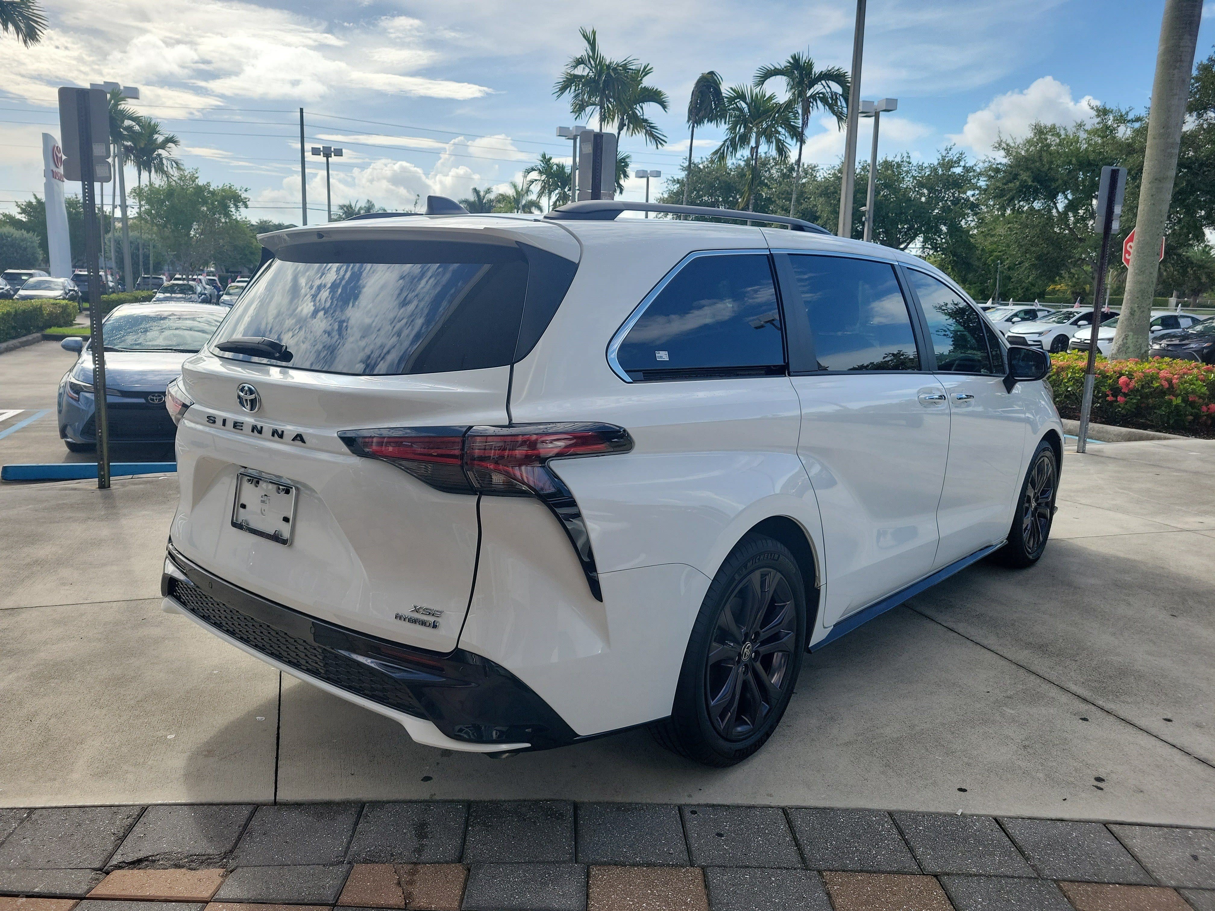 Used 2022 Toyota Sienna XSE FWD image 7