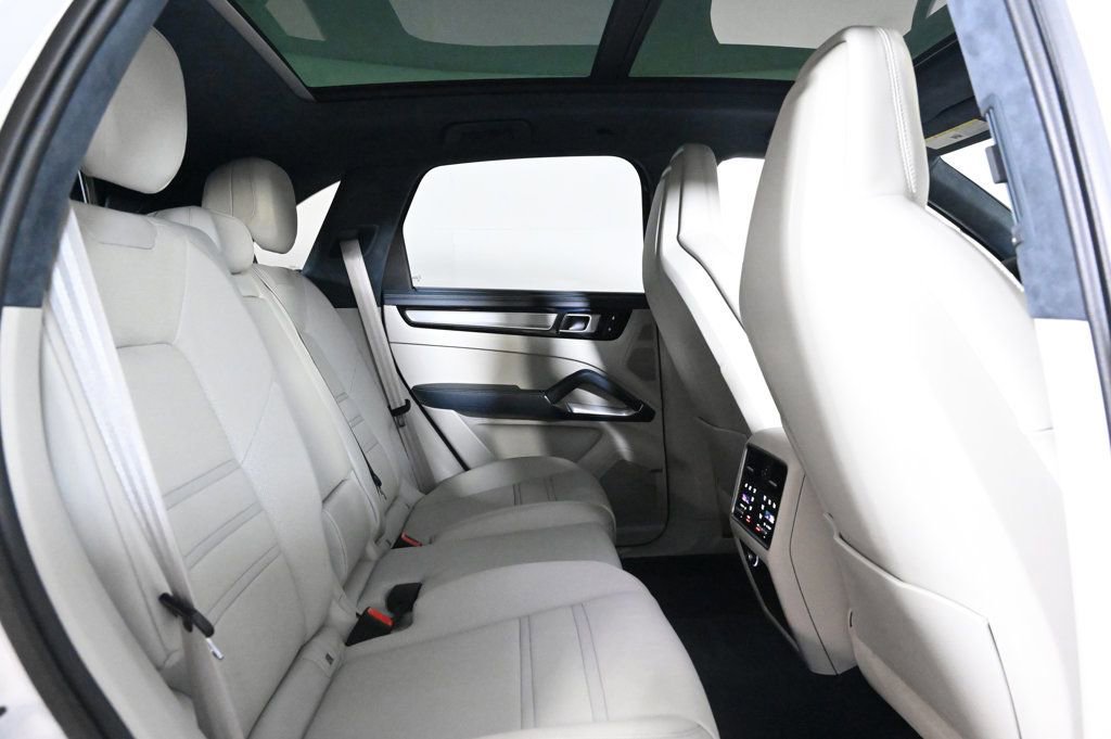 Used 2022 Porsche Cayenne Turbo image 19
