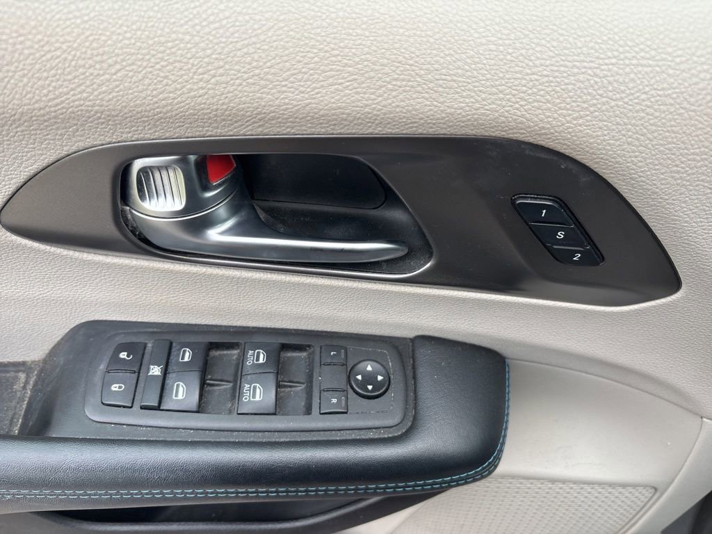 Used 2021 Chrysler Pacifica Touring-L image 16