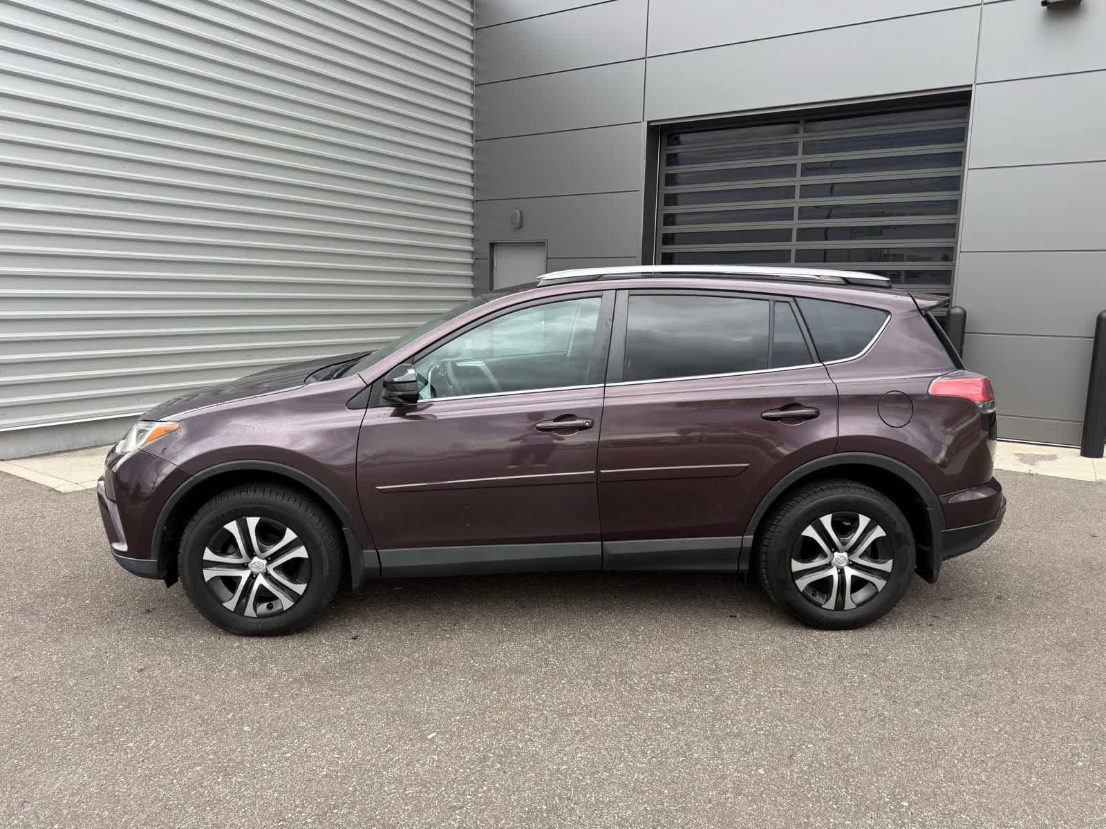 Used 2017 Toyota RAV4 LE w/ All Weather Liner Package AWD/4WD video 2