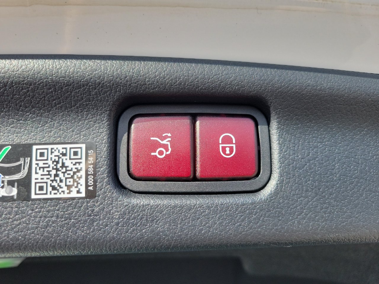 Used 2025 Mercedes-Benz C 300 Sedan image 9