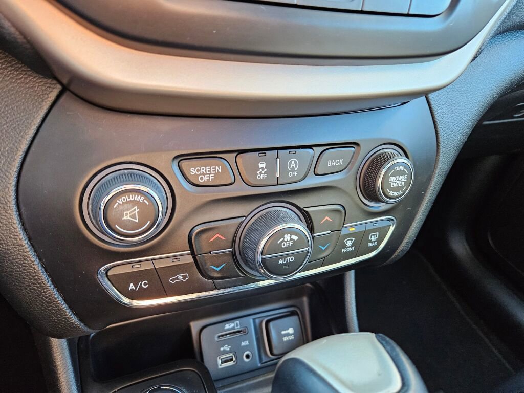 Used 2015 Jeep Cherokee Limited w/ Luxury Group image 27