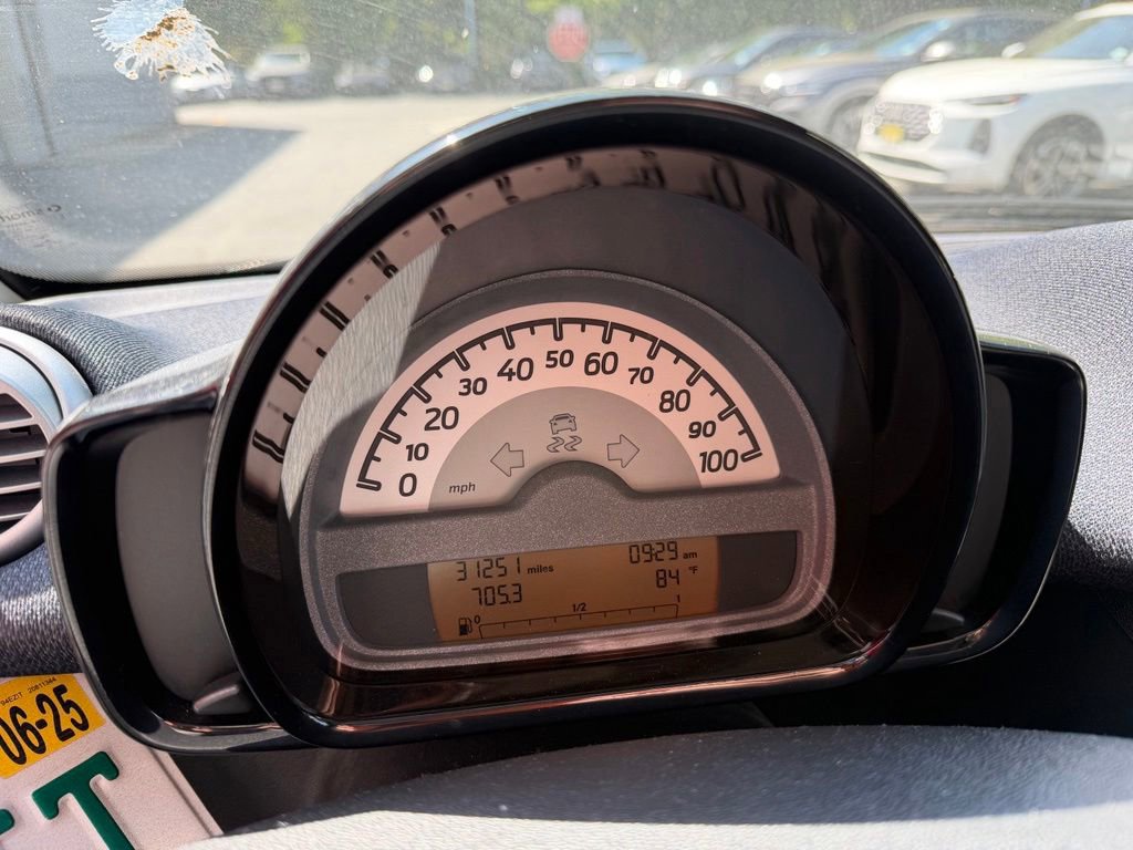 Used 2013 smart fortwo passion RWD image 2