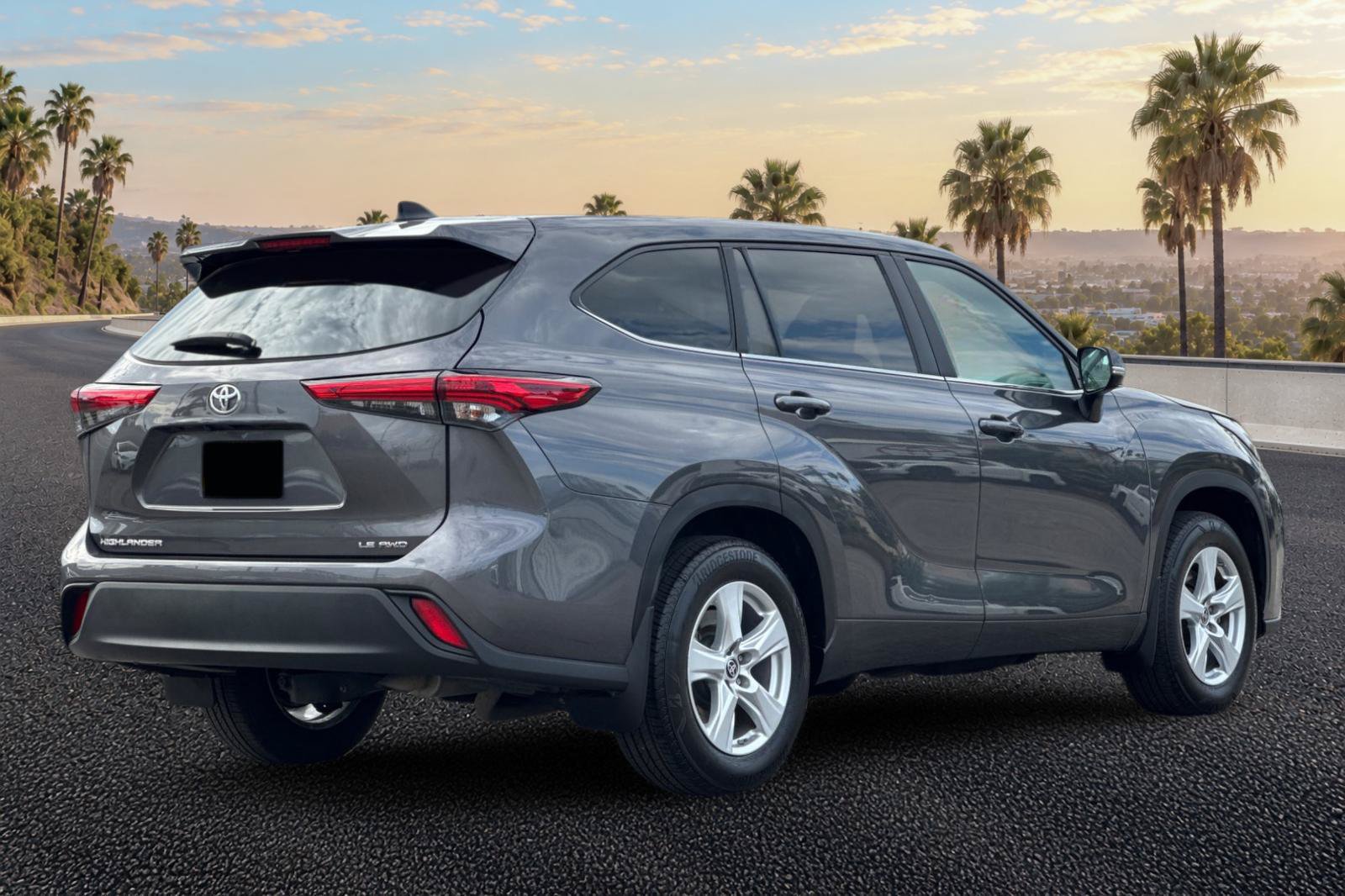 Used 2023 Toyota Highlander LE AWD/4WD image 4
