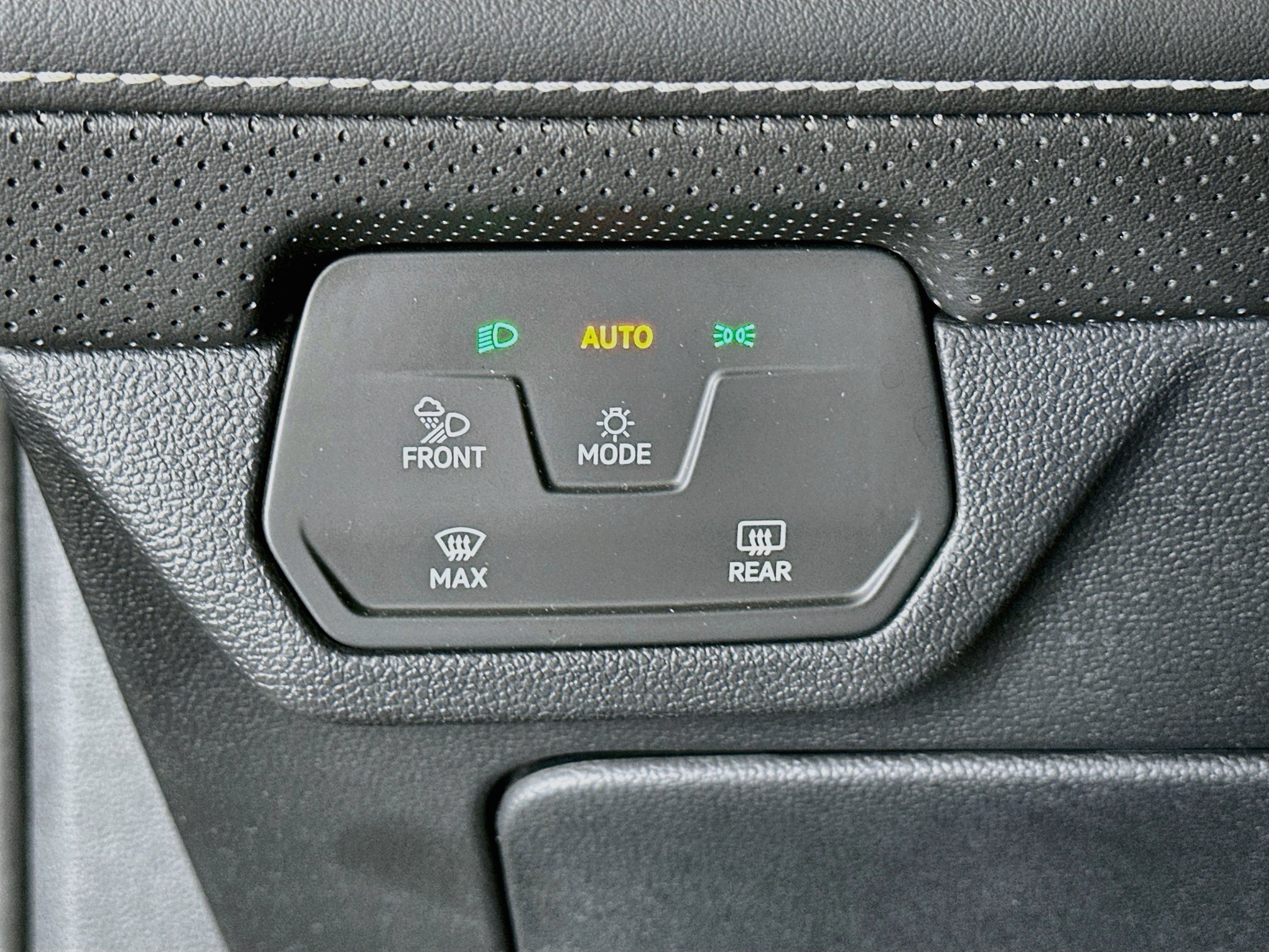 Used 2025 Volkswagen Atlas SE FWD image 17
