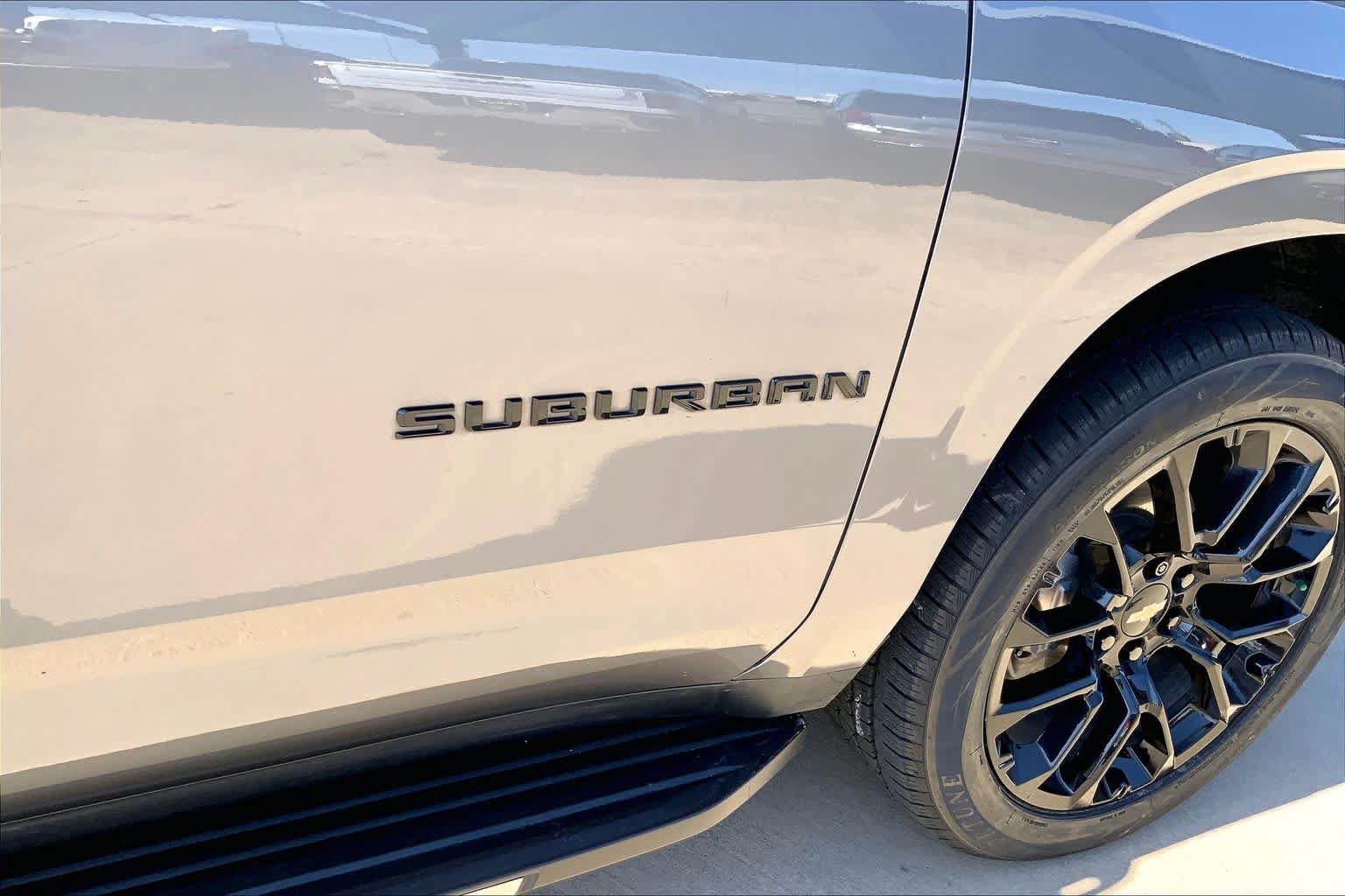 Used 2022 Chevrolet Suburban LT w/ LT Signature Package AWD/4WD image 10