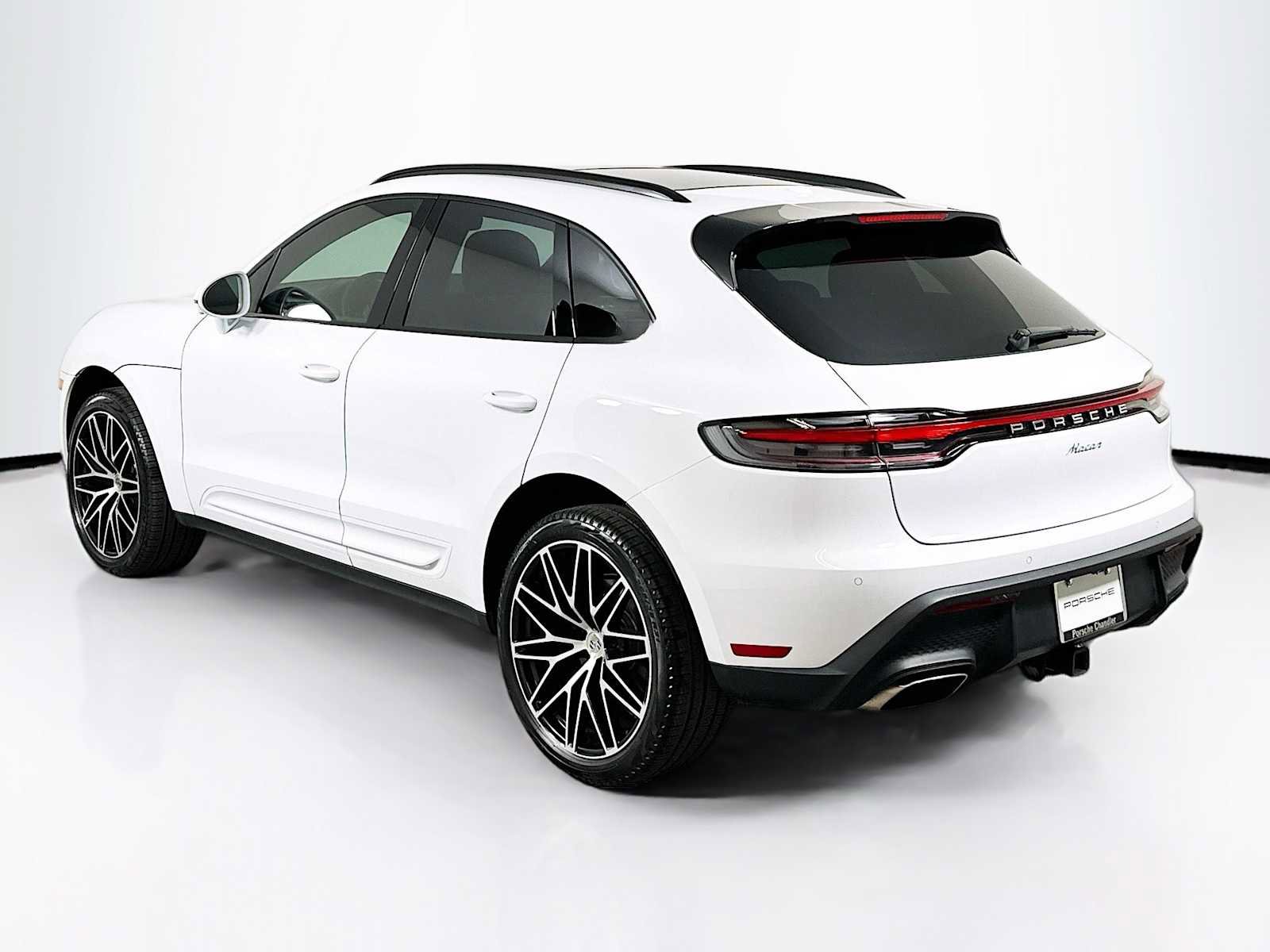 Certified 2025 Porsche Macan image 3