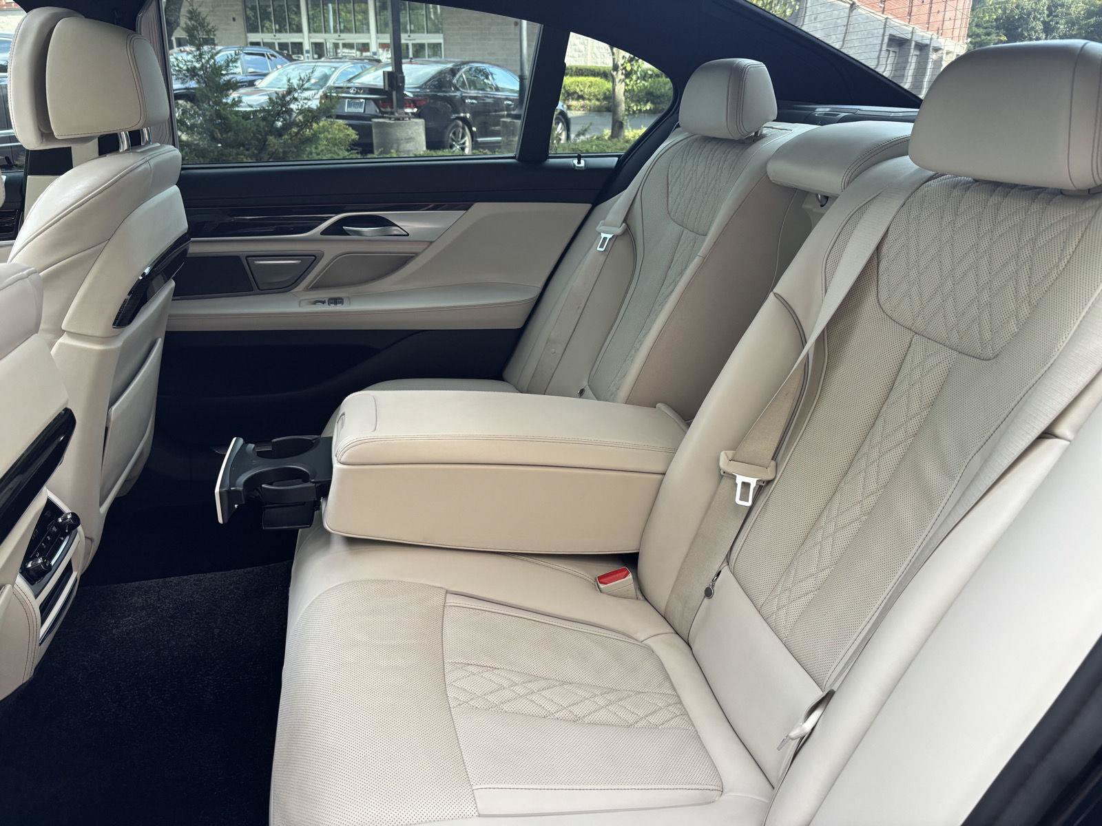 Used 2022 BMW 750i xDrive w/ Executive Package AWD/4WD image 29