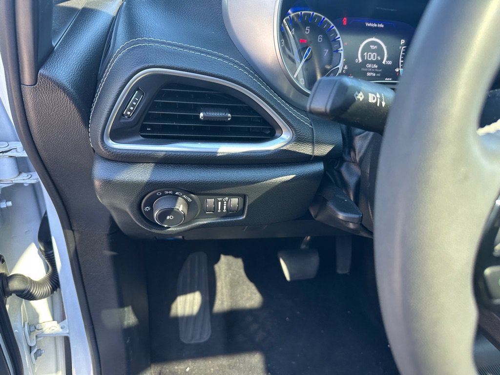 Used 2025 Chrysler Pacifica Limited FWD image 13