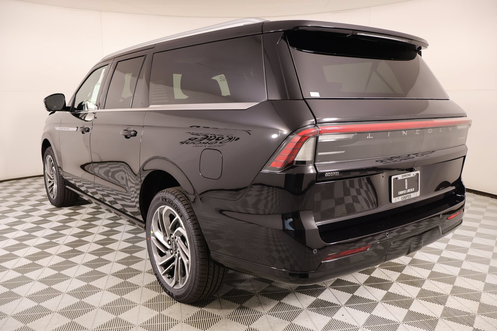 New 2026 Lincoln Navigator L Reserve AWD/4WD image 25