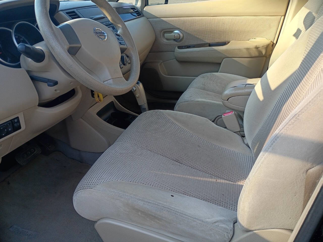 Used 2011 Nissan Versa SL image 9