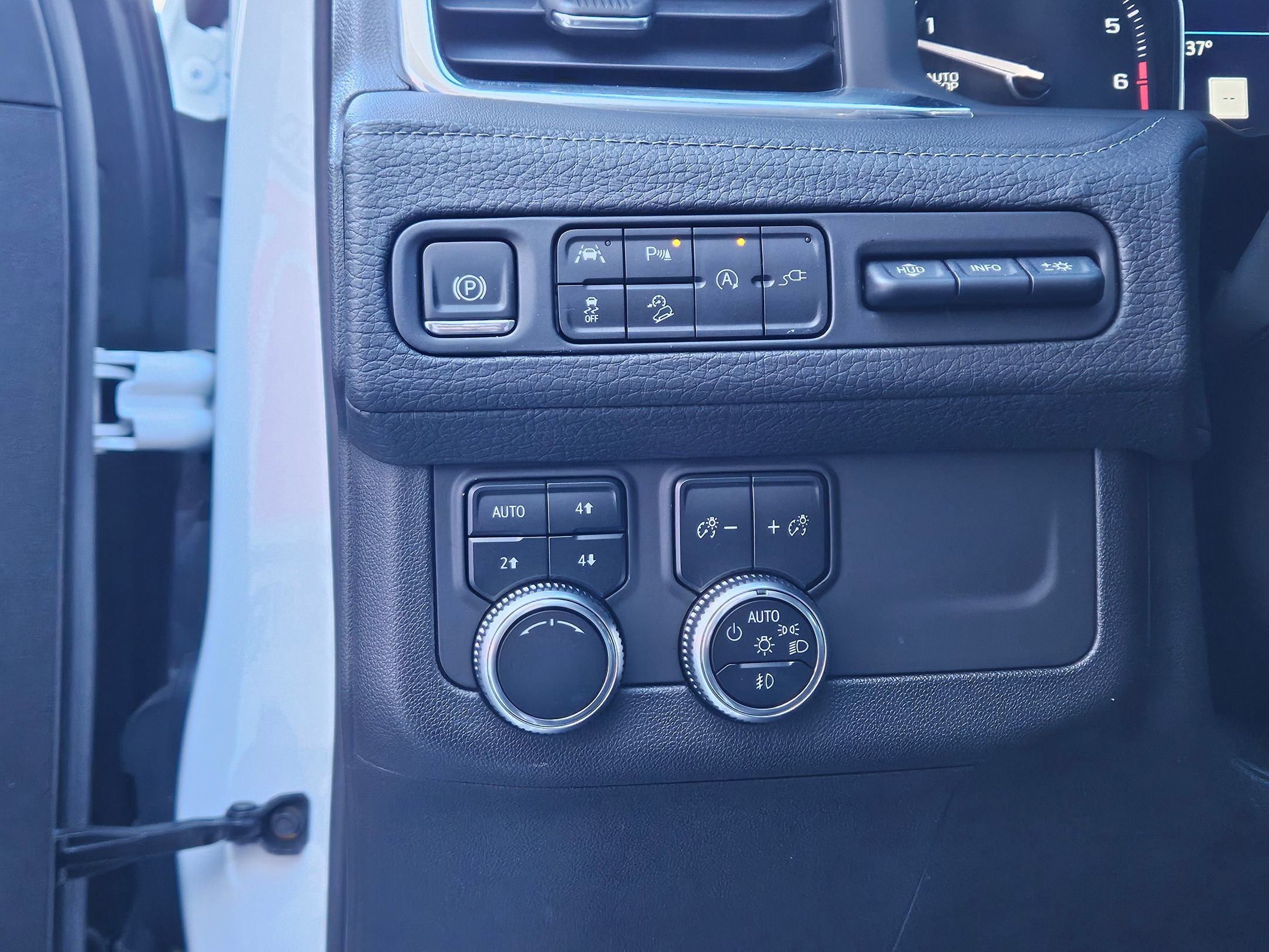 Used 2021 GMC Yukon Denali w/ Denali Premium Package image 19