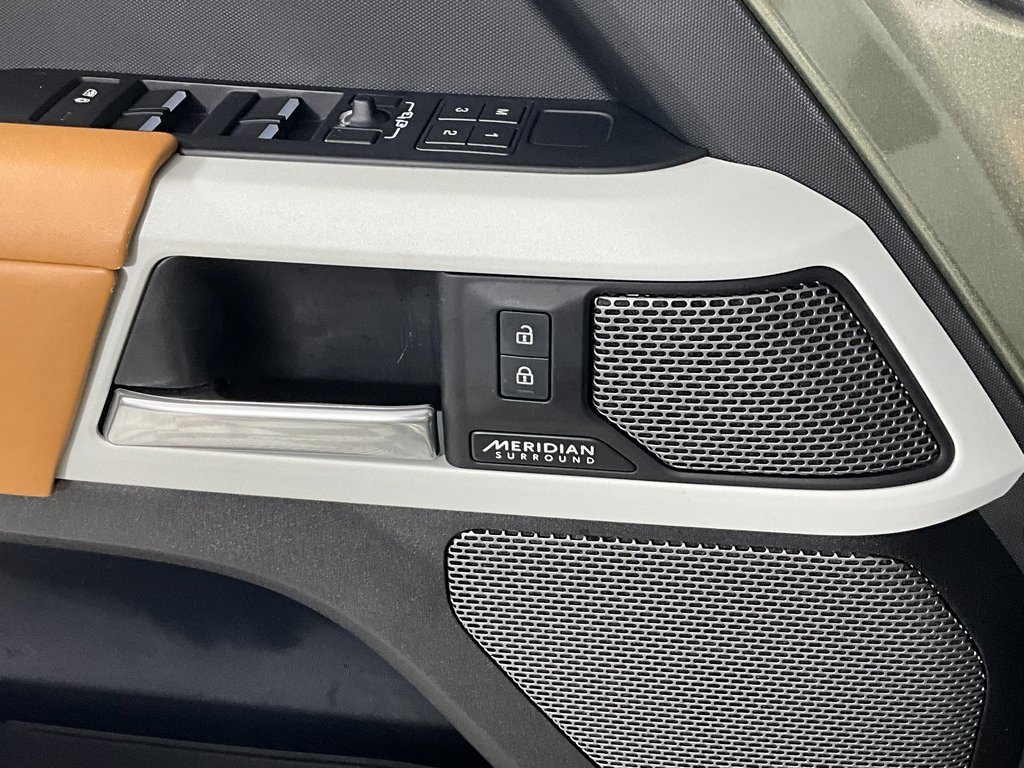 Used 2023 Land Rover Defender 110 SE image 18