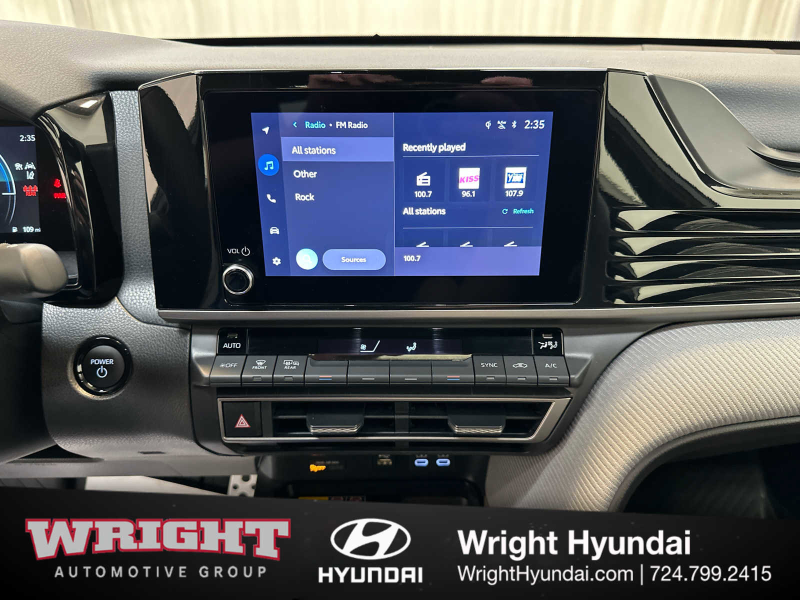 Used 2025 Toyota Camry SE w/ Convenience Package image 25