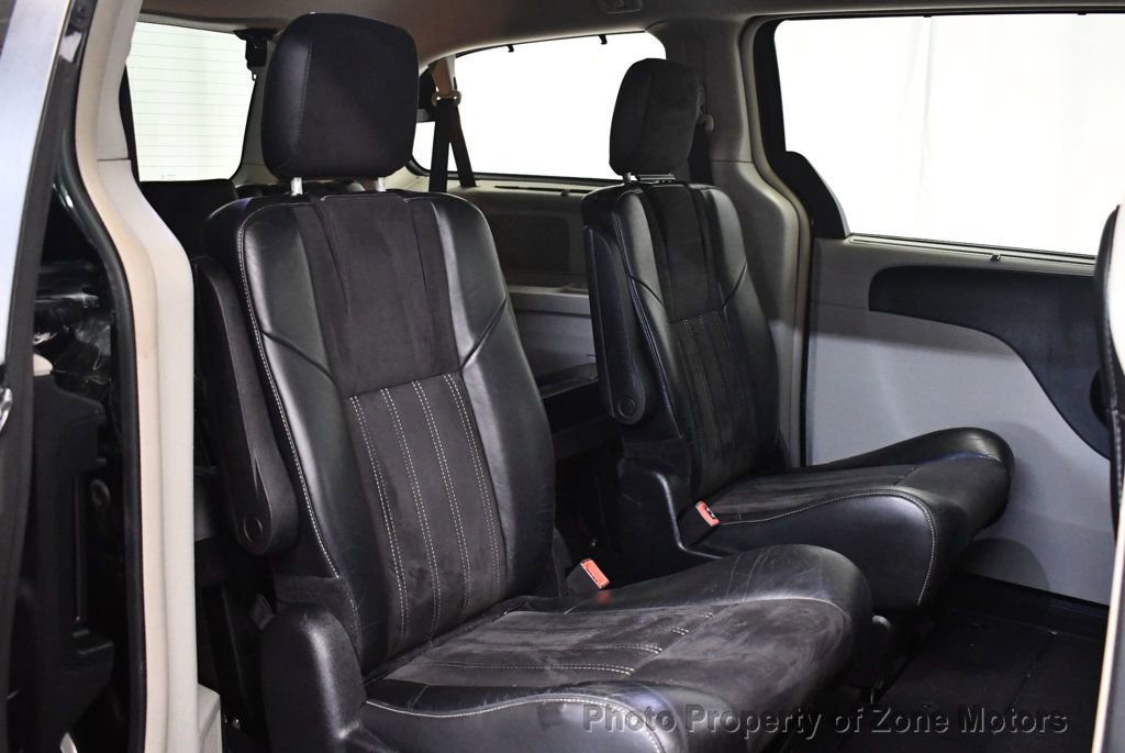 Used 2014 Chrysler Town & Country Touring-L image 16